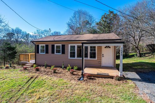 1640 1st Street Cir Se, Hickory, NC, 28602-9665 | Card Image