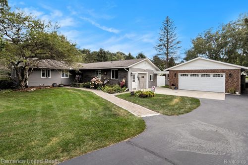 2400 Pinewood Ct, Milford, MI, 48381-1361 | Card Image