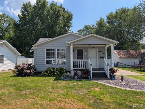710 E Pearl St, Staunton, IL, 62088-1955 | Card Image