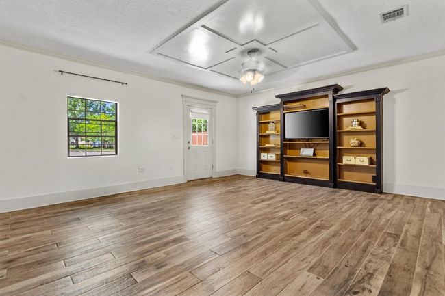 The neutral flooring and wall colors make it easy to decorate to your taste, whether you prefer simple or more colorful furnishings. | Image 6