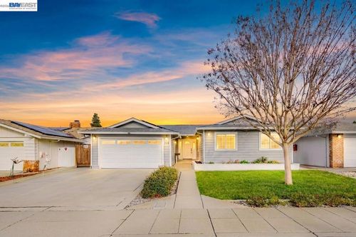 575 Bell Ave, Livermore, CA, 94550-6211 | Card Image