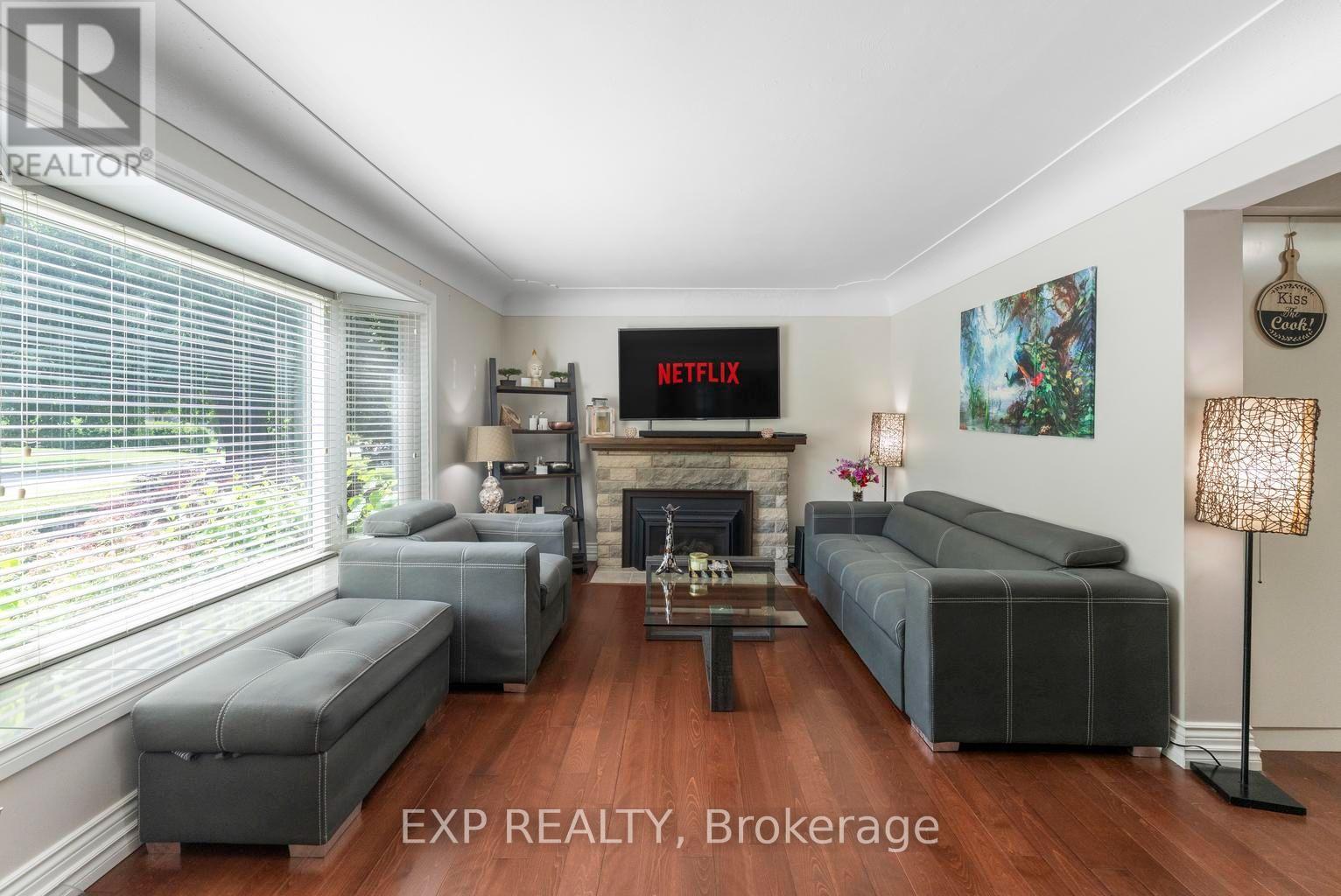 Residential in Burlington (LaSalle) 5