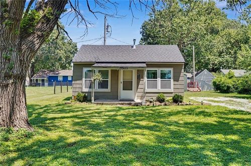633 Oak St, Wellsville, KS, 66092-8828 | Card Image