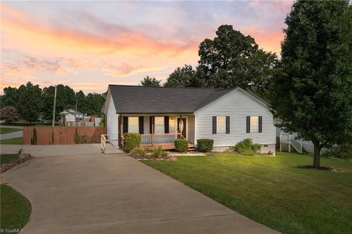 1 Hidden Hills Dr, Thomasville, NC, 27360-9271 | Card Image