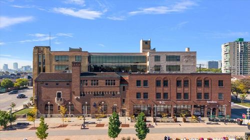 200-2761 E Jefferson Ave, Detroit, MI, 48207-4105 | Card Image