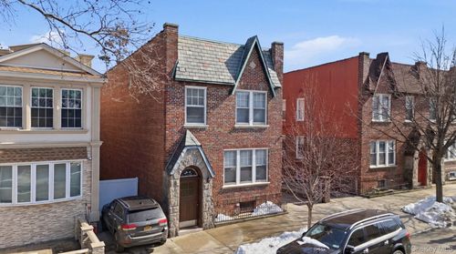 7861 75th St, Glendale, NY, 11385-7468 | Card Image