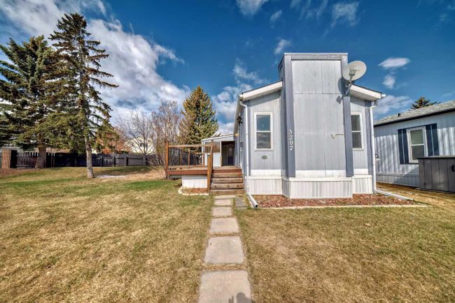 3207 Burroughs Manor Ne, Home with 2 bedrooms, 1 bathrooms and 2 parking in Calgary AB | Image 3