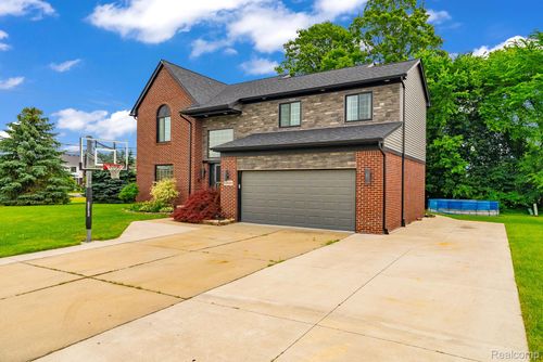 52424 Walnut Dr, Chesterfield, MI, 48047-4549 | Card Image