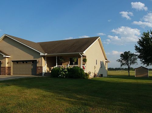 580 Southwind Dr, Fairmont, MN, 56031-3152 | Card Image