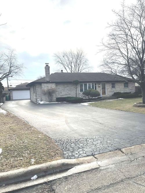 7711 W 82nd St, Bridgeview, IL, 60455-1636 | Card Image