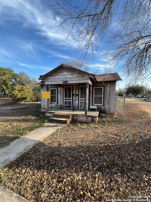 1815 14th St, Hondo, TX, 78861-1211 | Card Image