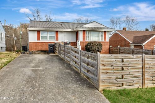 427 Roan St, Kingsport, TN, 37665-1577 | Card Image