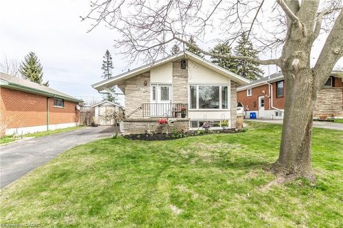 11 Carwyn Cres, Hamilton, ON, L8S3H3 | Card Image