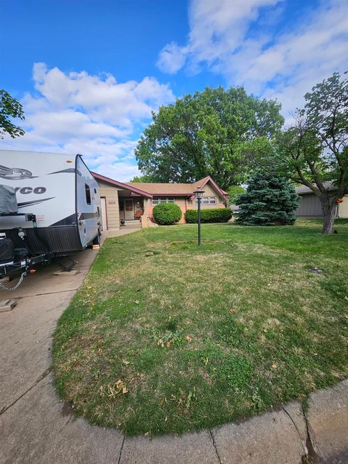 537 Aullwood Rd, Salina, KS, 67401-3613 | Card Image