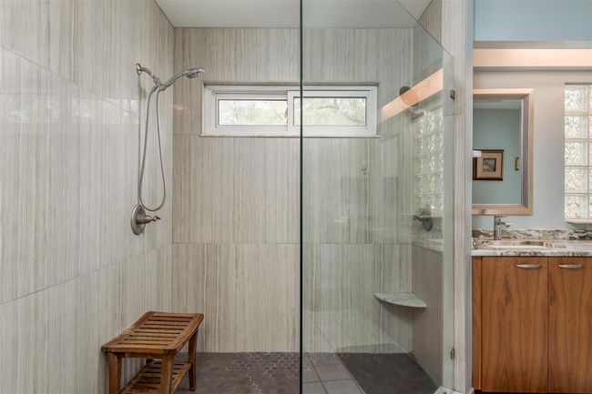 Upstairs Master Bath | Image 35