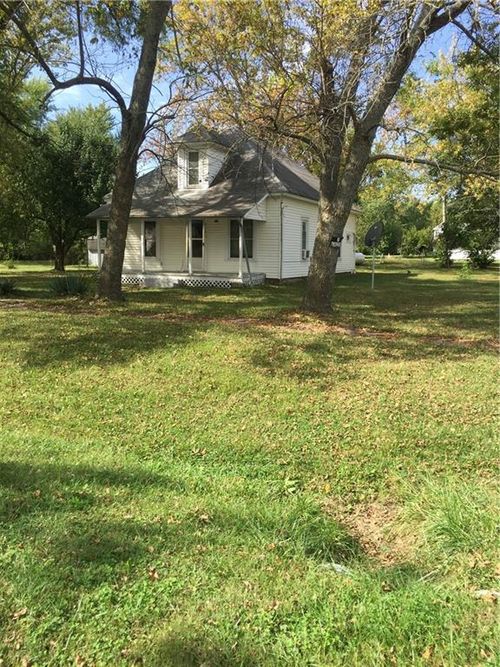 210 N Preston St, Kincaid, KS, 66039-6241 | Card Image