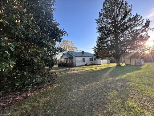 5618 Farmstead Rd, Seagrove, NC, 27341-8117 | Card Image