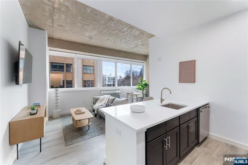 2e-10 Commerce Ct, Newark, NJ, 07102-3908 | Card Image