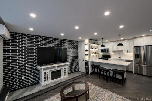 2c-7252 Metropolitan Ave, Middle Village, NY, 11379-2192 | Card Image
