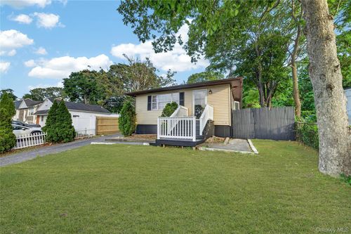 28 Roslyn Ave, Selden, NY, 11784-3255 | Card Image
