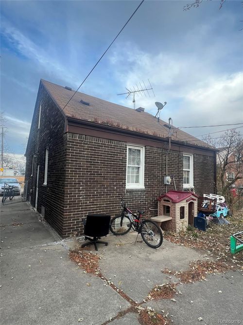 15571 White Ave, Allen Park, MI, 48101-2043 | Card Image