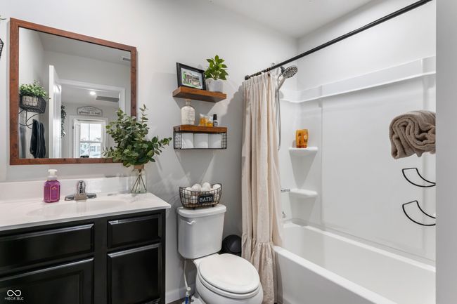 Upper Level Guest Bath | Image 18