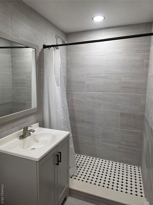 8 Holly Ct, North Babylon, NY, 11703-1113 | Card Image