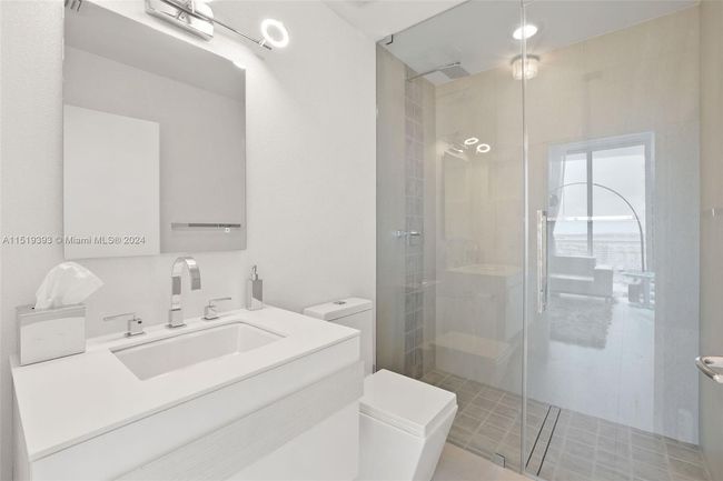 APT-2004 - 50 S Pointe Dr, Condo with 2 bedrooms, 3 bathrooms and null parking in Miami Beach FL | Image 22