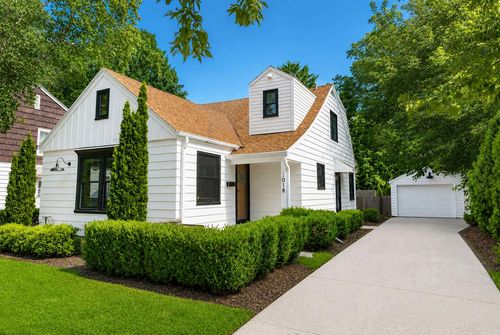 1018 E Hampton Road, Whitefish Bay, WI, 53217 | Card Image