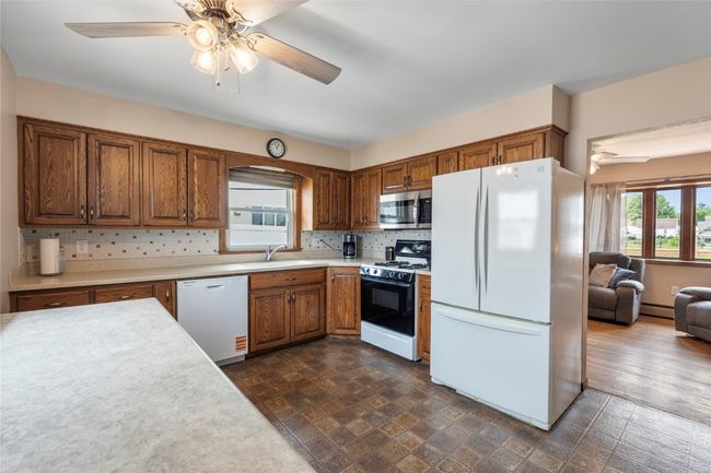 2469 1 St St, House other with 3 bedrooms, 2 bathrooms and null parking in Cedar Rapids IA | Image 8