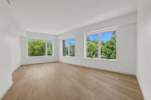 310-218 Middle Neck Rd, Great Neck, NY, 11021-1126 | Card Image