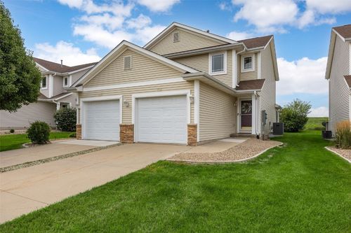 515 Bent Creek Dr, Marion, IA, 52302-9057 | Card Image