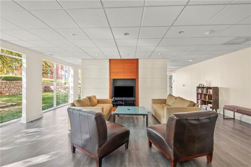 apt-2k-600 E 8th St, Kansas City, MO, 64106-1618 | Card Image