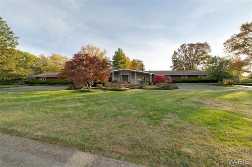 2 Country Estates Pl, Frontenac, MO, 63131-3411 | Card Image