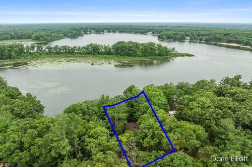 7985 S Island View Dr, Newaygo, MI, 49337-8233 | Card Image