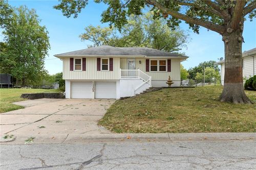 1305 S Ward Pkwy, Blue Springs, MO, 64014-3665 | Card Image