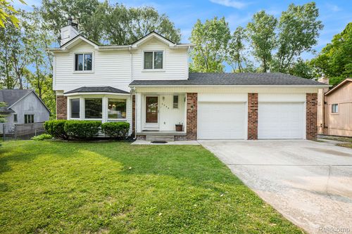2358 Highfield Rd, Waterford, MI, 48329-3913 | Card Image