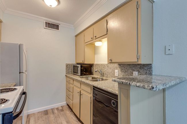 411 S Dooley St, Condo with 10 bedrooms, 5 bathrooms and 8 parking in Grapevine TX | Image 9