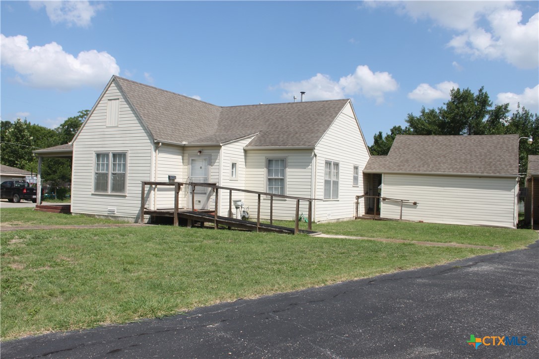 Maple St, Lockhart, TX 78644