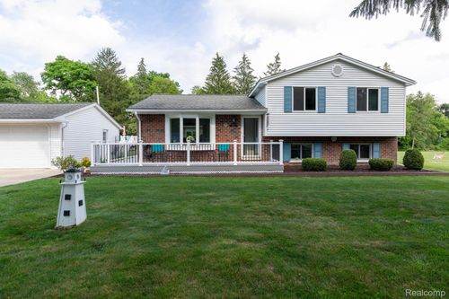 9026 Woodside Rd, Northville, MI, 48167-9108 | Card Image