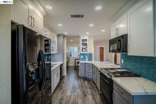 230 Laurelwood Cir, Manteca, CA, 95336-3166 | Card Image