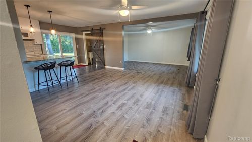 6555 Manson Dr, Waterford, MI, 48329-2736 | Card Image