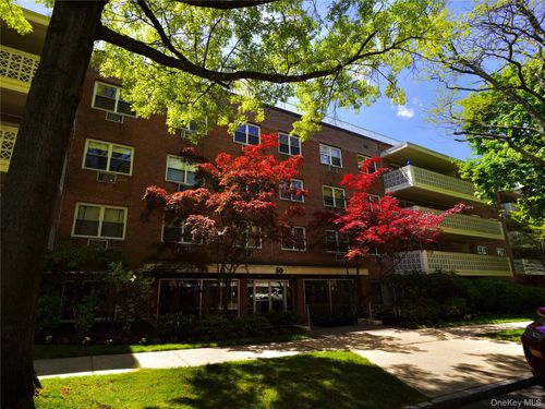 3e-50 Hill Park Ave, Great Neck, NY, 11021-3705 | Card Image