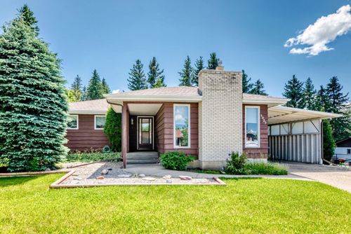 5227 37 St, Innisfail, AB, T4G1E4 | Card Image