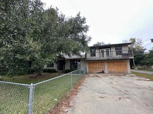 949 Dillon Dr, Silsbee, TX, 77656-5451 | Card Image