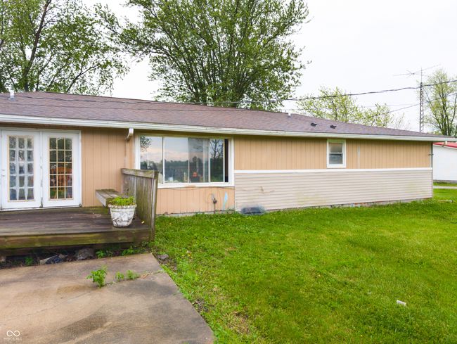 view of front of house featuring a deck and a front yard | Image 20