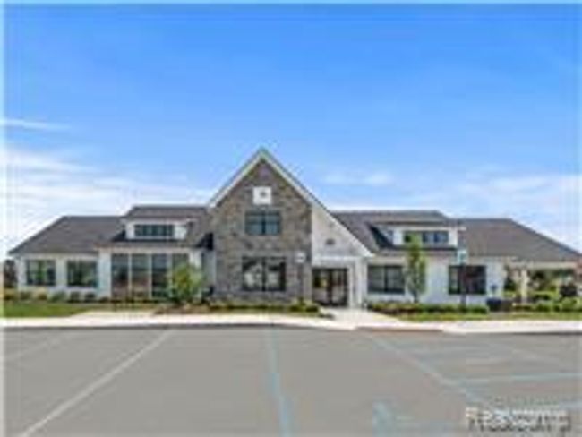 View of building exterior with uncovered parking | Image 14