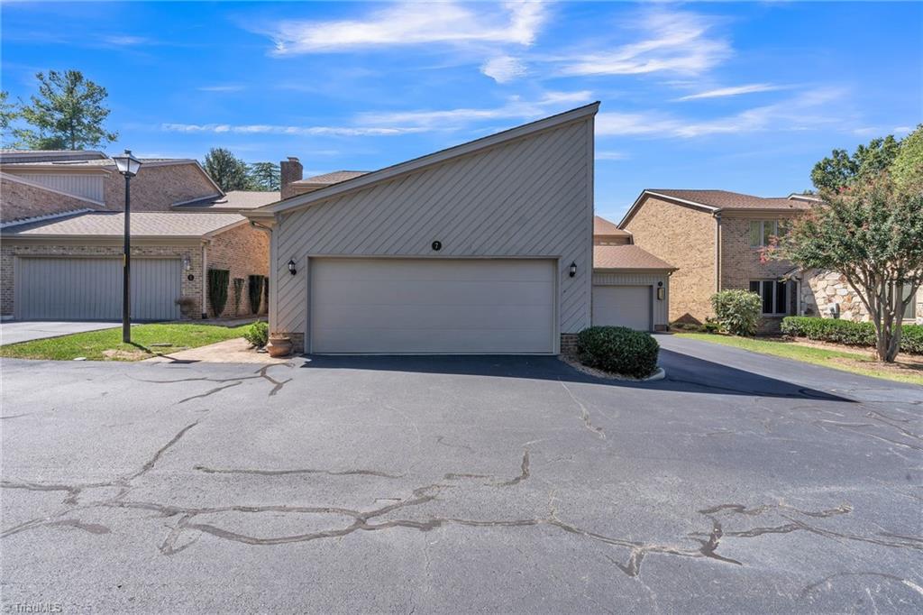 Folkstone Dr, Greensboro, NC 27403