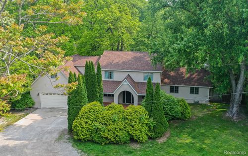 2475 S Ortonville Rd, Ortonville, MI, 48462-8643 | Card Image