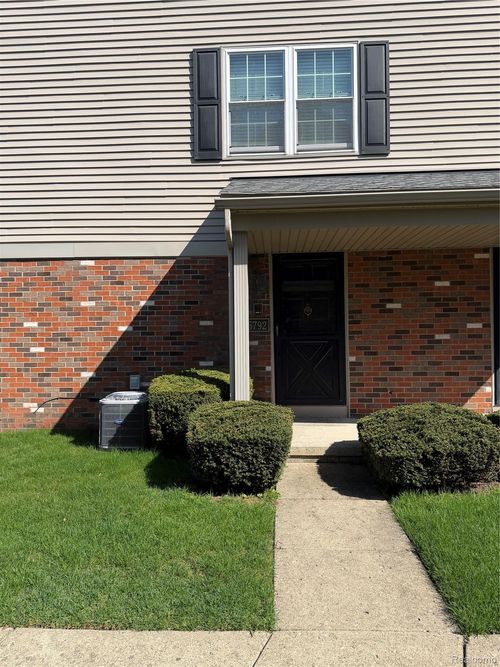 15792 Cambridge Dr, Clinton Twp, MI, 48038-1007 | Card Image
